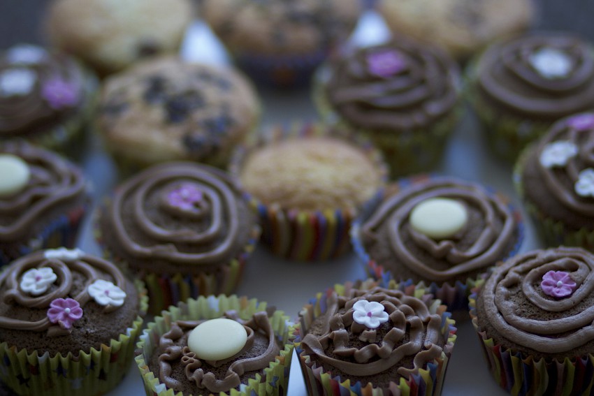 Muffins sind im Vergleich zu Cupcakes unscheinbarer. Aber deswegen nicht weniger gut.