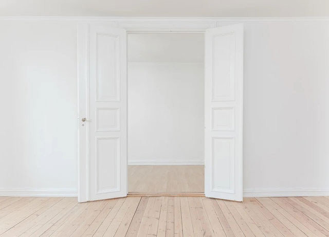 Helles Zimmer weiße Tür