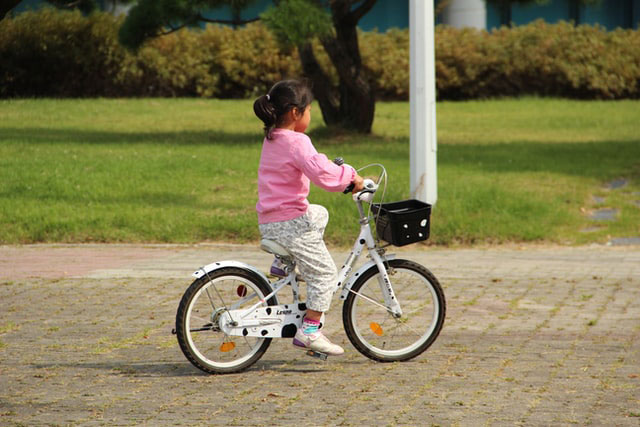 Kinder Fahrrad fahren